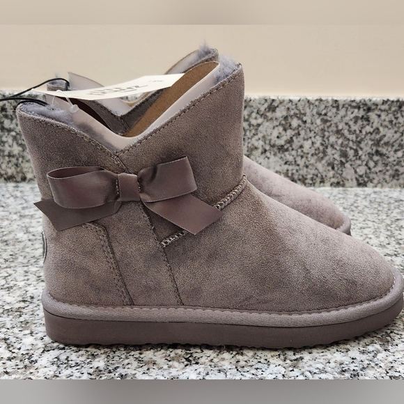 **NWT** Girls PAWZ by Bearpaw Sz 1 Grey Gray Winter Fur Bow Boot Microsuede Warm - Picture 1 of 12